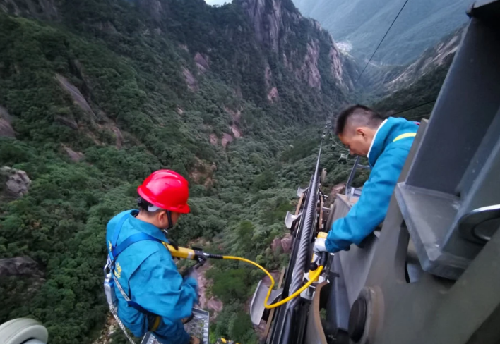 纜車(chē)的檢修工作一定要佩戴防墜器